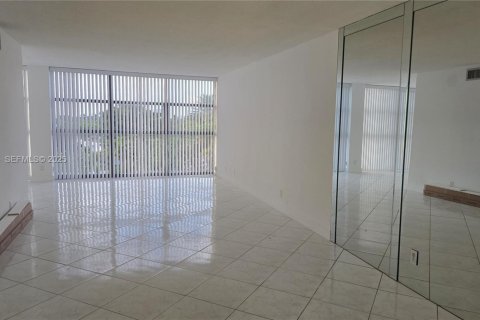 Condo in Hallandale Beach, Florida, 2 bedrooms  № 1991875 - photo 2