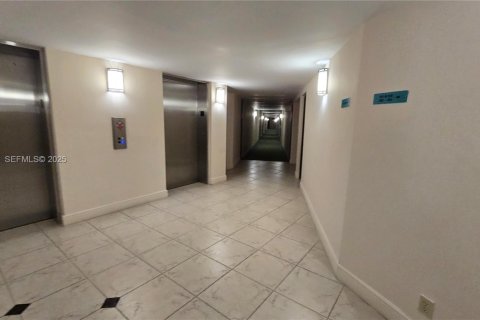 Condo in Hallandale Beach, Florida, 2 bedrooms  № 1991875 - photo 22