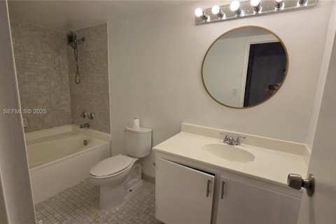 Condo in Hallandale Beach, Florida, 2 bedrooms  № 1991875 - photo 6