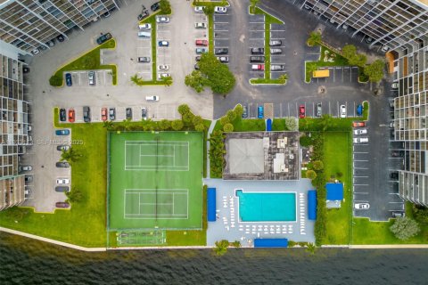 Condo in Hallandale Beach, Florida, 2 bedrooms  № 1991875 - photo 14