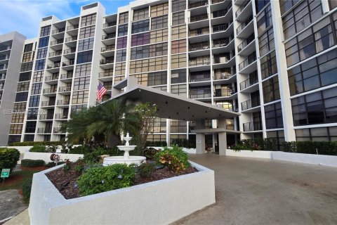 Condo in Hallandale Beach, Florida, 2 bedrooms  № 1991875 - photo 23