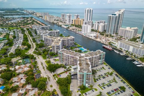 Condo in Hallandale Beach, Florida, 2 bedrooms  № 1991875 - photo 4