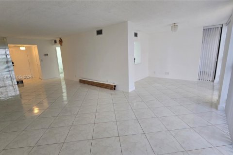 Condo in Hallandale Beach, Florida, 2 bedrooms  № 1991875 - photo 3