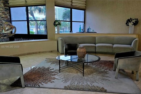 Condo in Hallandale Beach, Florida, 2 bedrooms  № 1991875 - photo 16