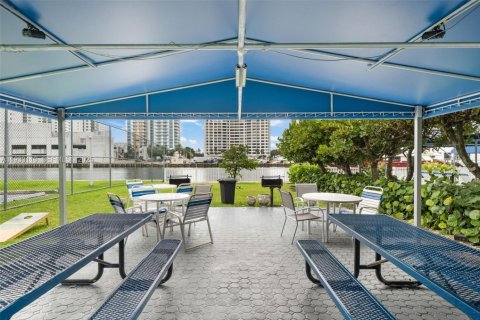 Condo in Hallandale Beach, Florida, 2 bedrooms  № 1991875 - photo 18