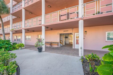 Condo in Saint Petersburg, Florida, 2 bedrooms  № 1363411 - photo 2