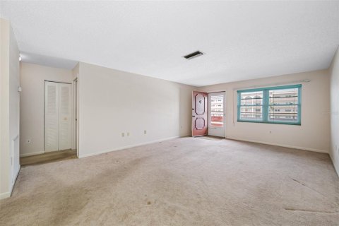 Condo in Saint Petersburg, Florida, 2 bedrooms  № 1363411 - photo 9