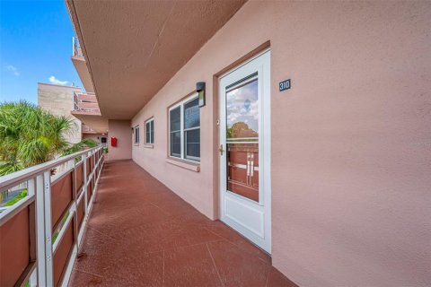 Condo in Saint Petersburg, Florida, 2 bedrooms  № 1363411 - photo 3