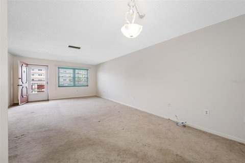 Condo in Saint Petersburg, Florida, 2 bedrooms  № 1363411 - photo 11
