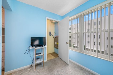 Condo in Saint Petersburg, Florida, 2 bedrooms  № 1363411 - photo 14
