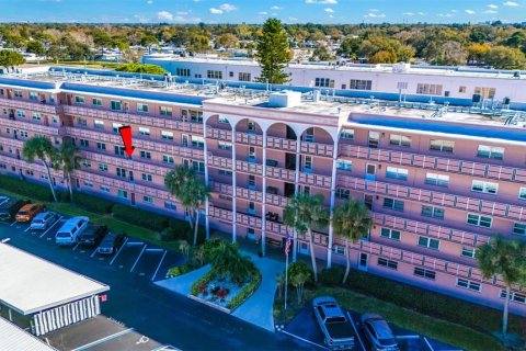 Condo in Saint Petersburg, Florida, 2 bedrooms  № 1363411 - photo 1