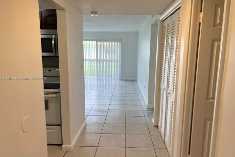 Copropriété à louer à Miami, Floride: 1 chambre, 68.75 m2 № 1966411 - photo 2