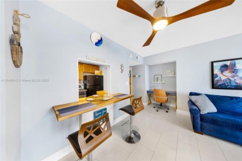 Condominio en venta en Hallandale Beach, Florida, 51.65 m2 № 1849039 - foto 13