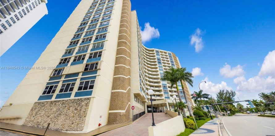 Estudio en el Condominio en Hallandale Beach, Florida  № 1849039