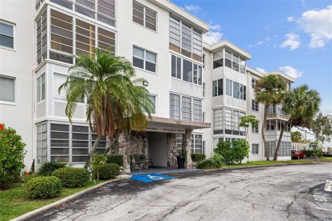Copropriété à vendre à Clearwater, Floride: 2 chambres, 77.11 m2 № 1917020 - photo 1