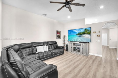 House in Coconut Creek, Florida 4 bedrooms, 178 sq.m. № 1713848 - photo 9