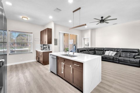 House in Coconut Creek, Florida 4 bedrooms, 178 sq.m. № 1713848 - photo 6