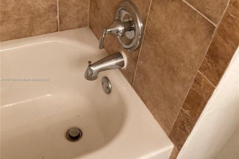 Condominio en venta en Lauderhill, Florida, 1 dormitorio, 78.97 m2 № 1394263 - foto 22