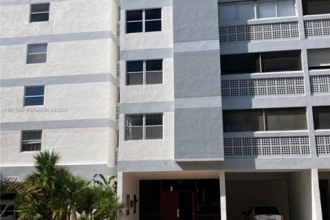 Condominio en venta en Lauderhill, Florida, 1 dormitorio, 78.97 m2 № 1394263 - foto 2