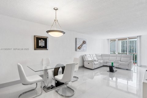 Condominio en venta en Sunny Isles Beach, Florida, 1 dormitorio, 93.37 m2 № 1982065 - foto 2