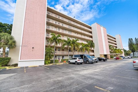 Condo in Hallandale Beach, Florida, 1 bedroom  № 2010371 - photo 22