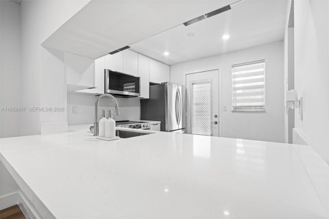 Condo in Hallandale Beach, Florida, 1 bedroom  № 2010371 - photo 8