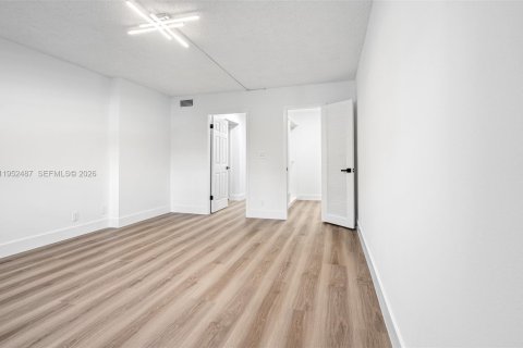 Condo in Hallandale Beach, Florida, 1 bedroom  № 2010371 - photo 17