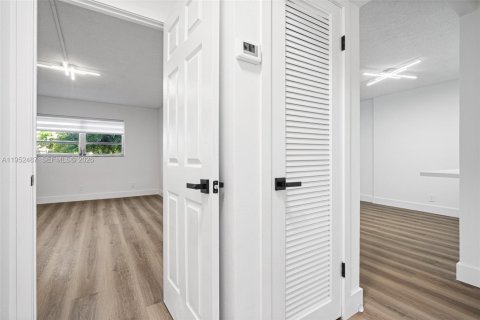 Condo in Hallandale Beach, Florida, 1 bedroom  № 2010371 - photo 14