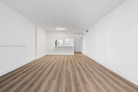 Condo in Hallandale Beach, Florida, 1 bedroom  № 2010371 - photo 10