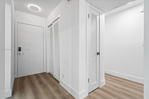 Condo in Hallandale Beach, Florida, 1 bedroom  № 2010371 - photo 13