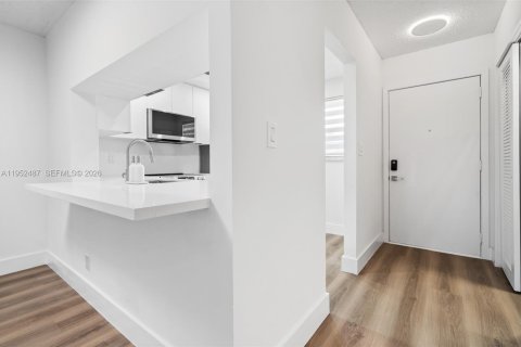 Condo in Hallandale Beach, Florida, 1 bedroom  № 2010371 - photo 6