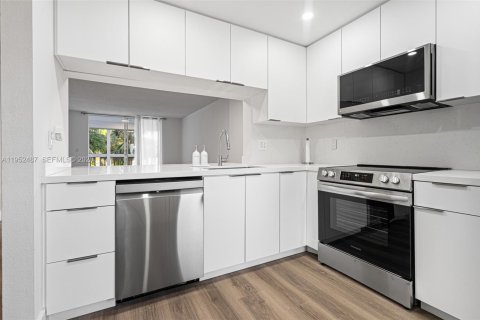 Condo in Hallandale Beach, Florida, 1 bedroom  № 2010371 - photo 2