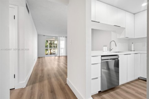 Condo in Hallandale Beach, Florida, 1 bedroom  № 2010371 - photo 4