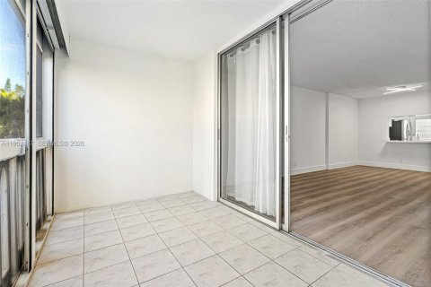 Condo in Hallandale Beach, Florida, 1 bedroom  № 2010371 - photo 11