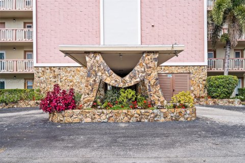 Condo in Hallandale Beach, Florida, 1 bedroom  № 2010371 - photo 23