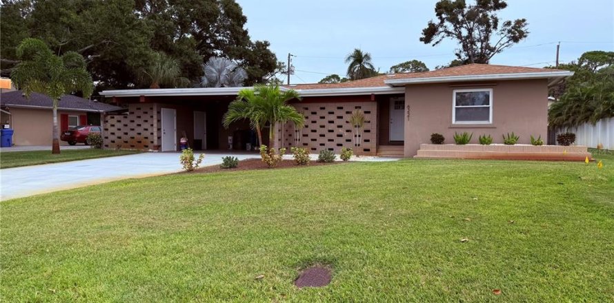 Villa ou maison à Saint Petersburg, Floride 3 chambres, 183.39 m2 № 2330629