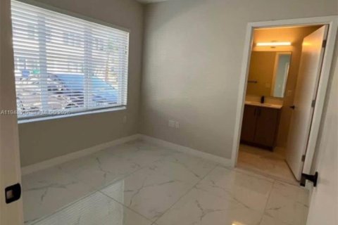 Снять в аренду таунхаус в Хомстед, Флорида 1 спальня, 129.88м2, № 2004235 - фото 2