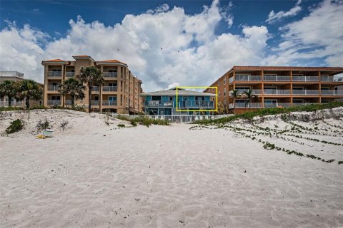 Condo in Indian Rocks Beach, Florida, 2 bedrooms  № 1542924 - photo 1