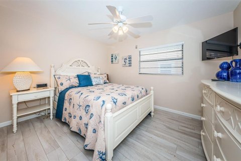 Condo in Indian Rocks Beach, Florida, 2 bedrooms  № 1542924 - photo 24