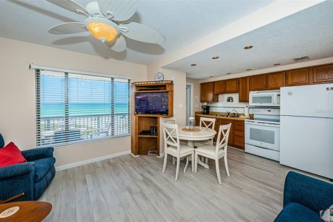 Condo in Indian Rocks Beach, Florida, 2 bedrooms  № 1542924 - photo 22