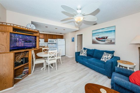 Condo in Indian Rocks Beach, Florida, 2 bedrooms  № 1542924 - photo 23