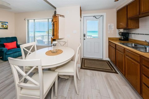 Condo in Indian Rocks Beach, Florida, 2 bedrooms  № 1542924 - photo 18
