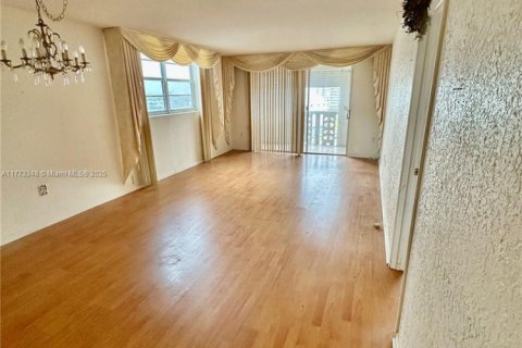Condo in Hallandale Beach, Florida, 1 bedroom  № 1701853 - photo 9