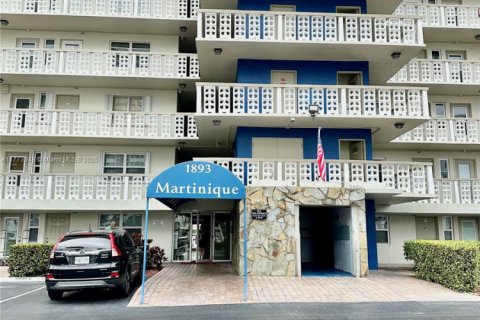 Condo in Hallandale Beach, Florida, 1 bedroom  № 1701853 - photo 1