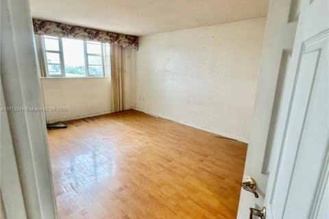 Condo in Hallandale Beach, Florida, 1 bedroom  № 1701853 - photo 11