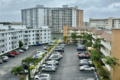 Condo in Hallandale Beach, Florida, 1 bedroom  № 1701853 - photo 6