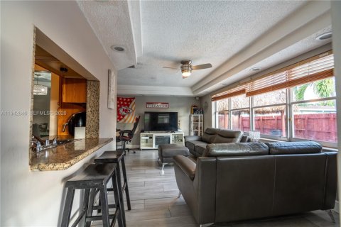 Casa en venta en Pembroke Pines, Florida, 3 dormitorios, 151.24 m2 № 2000346 - foto 13