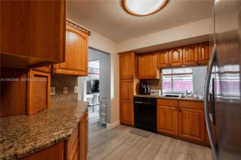 Casa en venta en Pembroke Pines, Florida, 3 dormitorios, 151.24 m2 № 2000346 - foto 10