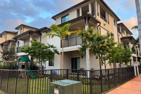 Townhouse in URBANA in Doral, Florida 3 bedrooms, 219.81 sq.m. № 1972313 - photo 1