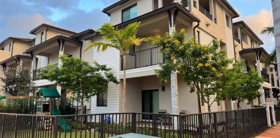 Townhouse in URBANA in Doral, Florida 3 bedrooms, 219.81 sq.m. № 1972313